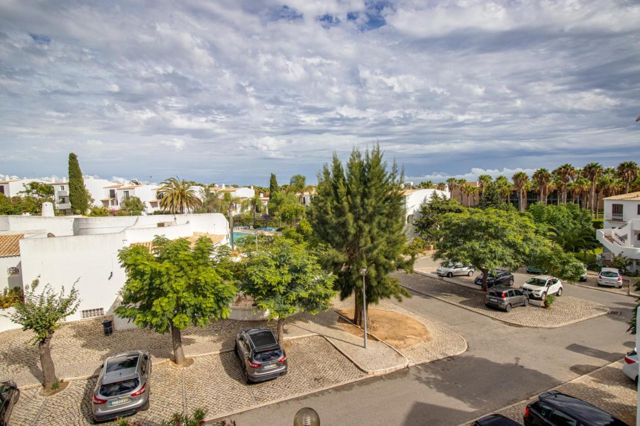 Appartement Seaside Retreat With Pool, Ac, And Fast Wi-Fi à Albufeira Extérieur photo