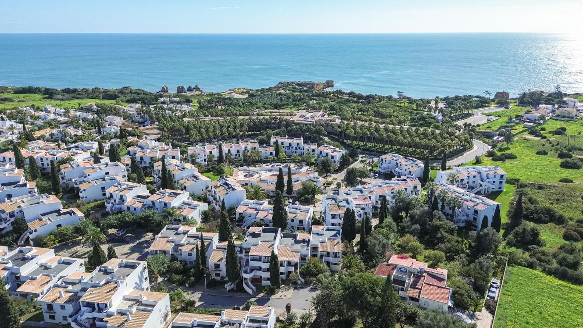 Appartement Seaside Retreat With Pool, Ac, And Fast Wi-Fi à Albufeira Extérieur photo